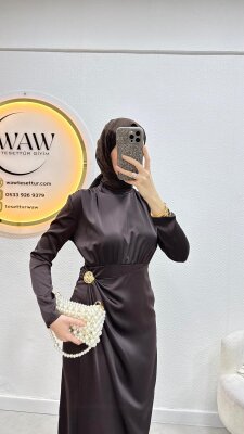 Saten Broşlu Elbise - 10