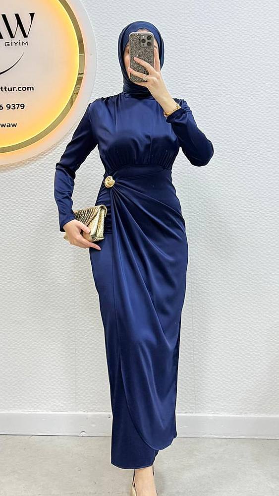 Saten Broşlu Elbise - 1